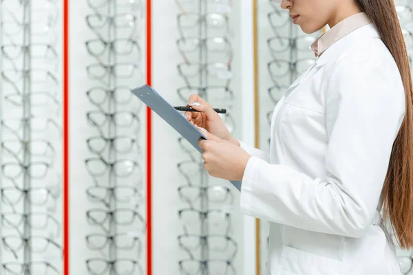 Tiro Cortado Optometrista Casaco Branco Com Bloco Notas Mãos Óptica — Fotos gratuitas