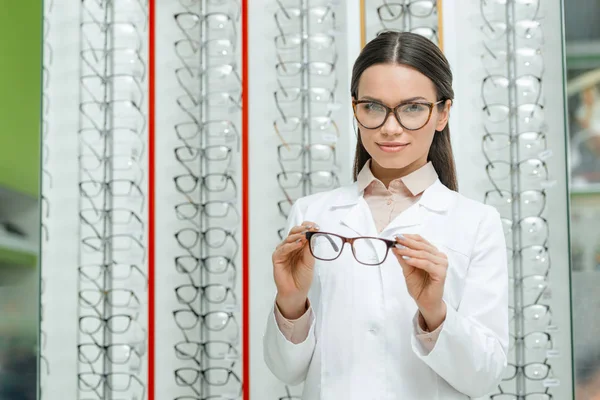 Portret Van Lachende Opticien Witte Jas Paar Brillen Houden Optica — Stockfoto