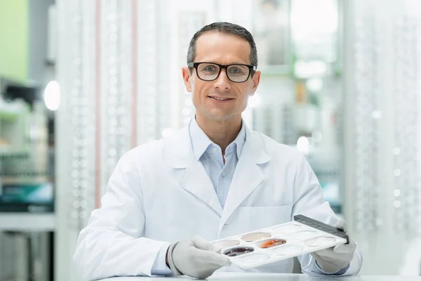 Portret Van Oculist Brillen Met Lens Hand Kijken Naar Camera — Stockfoto