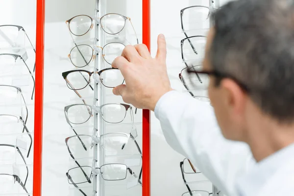 Foco Seletivo Optometrista Que Toma Óculos Prateleira Ótica — Fotografia de Stock