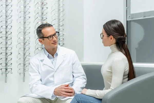 Side View Ophthalmologist Young Woman Having Conversation Optics — Free Stock Photo