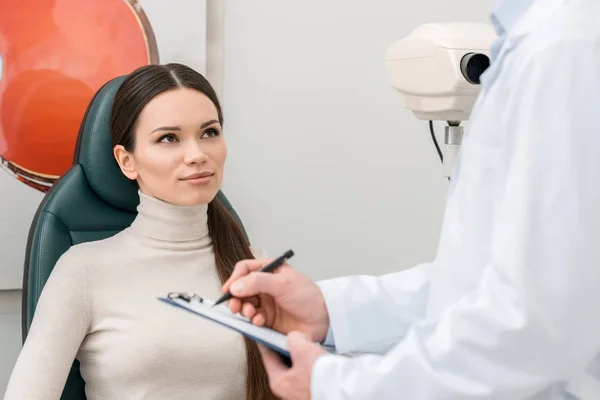 Retrato Mulher Olhando Para Médico Com Bloco Notas Mãos Clínica — Fotografia de Stock