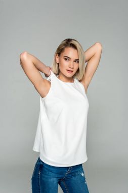 soyunmak, gri izole alarak güzel şık kadın