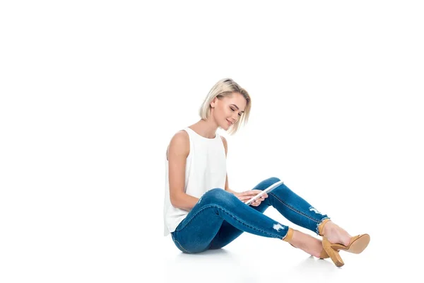 Hermosa Mujer Usando Tableta Digital Aislado Blanco — Foto de Stock