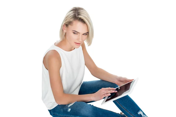 Hermosa Chica Rubia Usando Tableta Digital Aislado Blanco — Foto de Stock