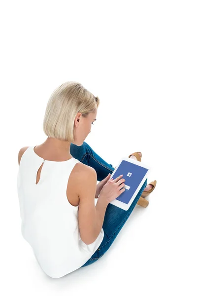 Vista Posterior Mujer Rubia Utilizando Tableta Digital Con Aplicación Facebook — Foto de Stock