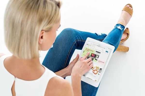 Widok Tyłu Blond Kobieta Cyfrowego Tabletu Pomocą Aplikacji Ebay Białym — Zdjęcie stockowe