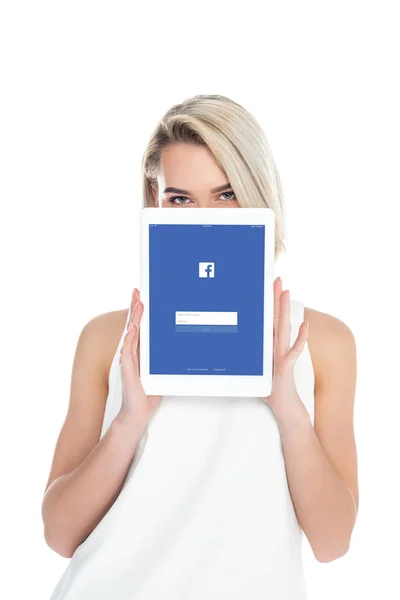 Femme Présentant Tablette Numérique Avec Application Facebook Isolé Sur Blanc — Photo