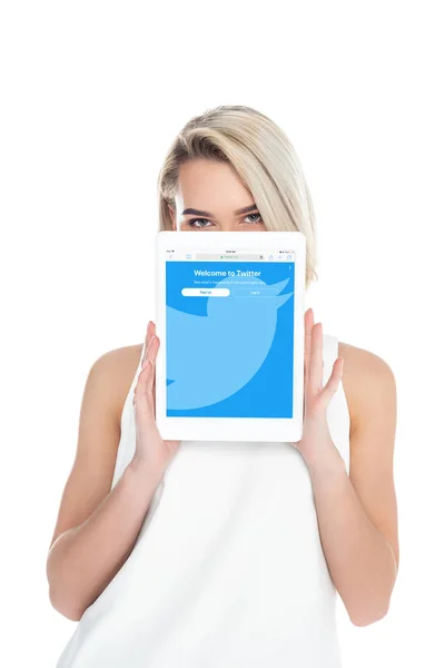 Mujer Que Presenta Tableta Digital Con Aplicación Twitter Aislado Blanco — Foto de Stock