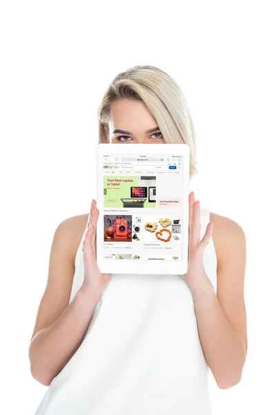 Donna Che Presenta Tablet Digitale Con App Ebay Isolato Bianco — Foto Stock