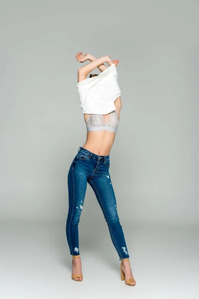 Élégante Femme Mince Jeans Soutien Gorge Enlever Les Vêtements Isolé — Photo