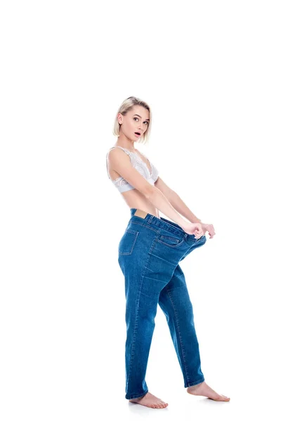 Scioccato Ragazza Mostrando Perdita Peso Indossando Vecchi Jeans Isolato Bianco — Foto Stock