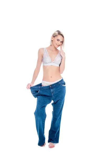 Schlankes Mädchen Alten Jeans Alte Jeans Nach Dem Abnehmen Isoliert — Stockfoto