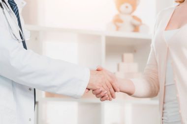 Doktor ve hasta el birlikte klinikte kırpılmış