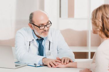 kadının kliniğinde doktorlar resepsiyonda kısmi görünümü