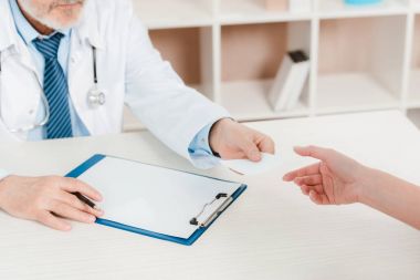 Doktor hastanın klinik işyerinde reçete verilmesi kısmi görünümünü