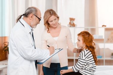 Kıdemli doktor Not Defteri'nde Kliniği Resepsiyon sırasında yapma