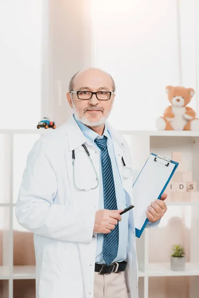 Portret Starszego Lekarza Okulary Stetoskop Notatnik Patrząc Kamery — Zdjęcie stockowe