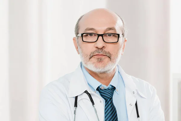 Ritratto Del Medico Anziano Negli Occhiali Con Stetoscopio Che Guarda — Foto Stock