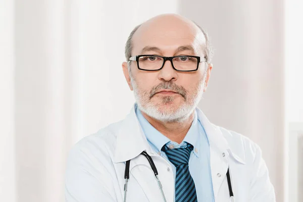 Retrato Médico Senior Anteojos Con Estetoscopio Mirando Cámara —  Fotos de Stock