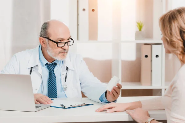 Selektiver Fokus Des Oberarztes Der Dem Patienten Der Klinik Pillen — Stockfoto