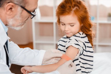 Kıdemli doktor enjeksiyon Kliniği sonra hastalar kolunda alçı koyarak