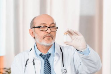 gözlük ve Medikal Ürünler ilaç klinik elinde bakarak kıdemli doktor portresi