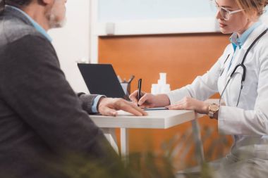 Hastanın Kliniği doktorlar resepsiyonda atış kırpılmış