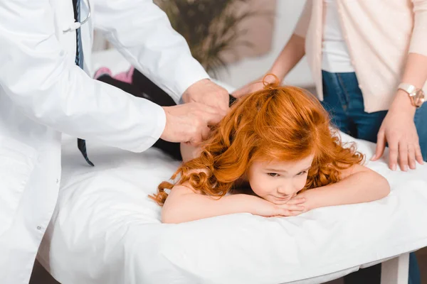 Vista Parcial Del Médico Examinando Linda Niña Durante Recepción Clínica — Foto de stock gratis