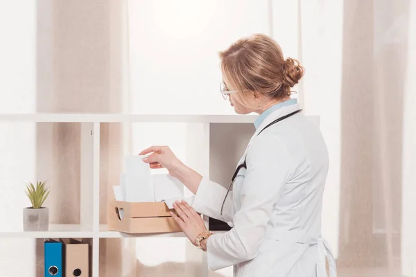 Tampilan Samping Dokter Dalam Mantel Putih Bekerja Dengan Kosong Klinik — Foto Stok Gratis
