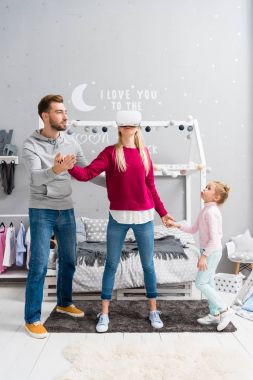 mutlu genç Aile çocuk yatak odasında sanal gerçeklik kulaklık kullanarak