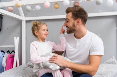 genç Baba ve çocuk yatak odası yatakta oturup mutlu küçük kız