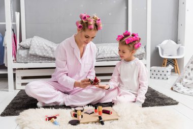 genç anne boya çivi Lehçe onlar pijama saç Silindirler ile oturan kızı
