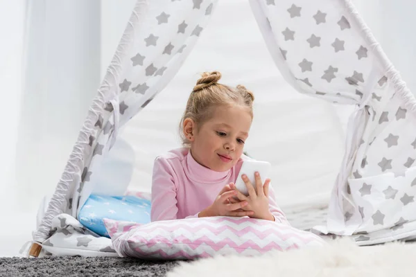 Adorable Little Kid Using Smartphone Handcrafted Teepee Home — Stock Photo, Image