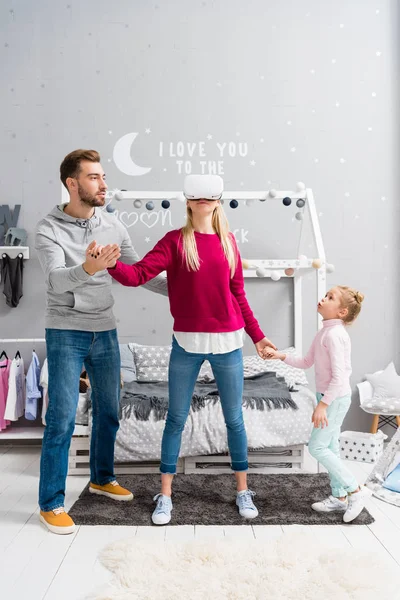 Familia Joven Feliz Usando Auriculares Realidad Virtual Dormitorio Niño — Foto de Stock