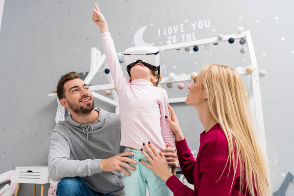 Parents Looking Little Daughter While She Using Virtual Reality Headset — Stock Photo, Image