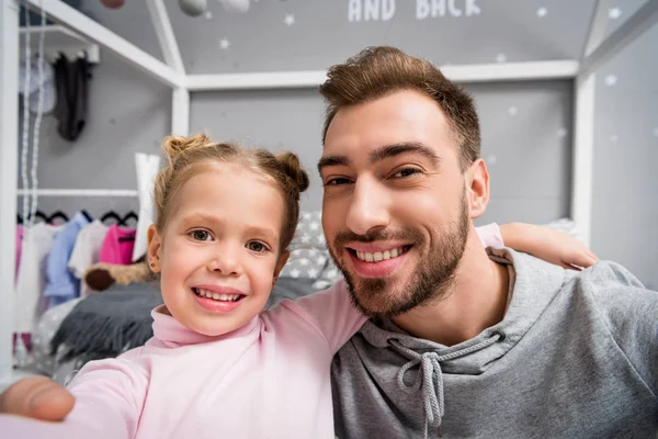 Primer Plano Feliz Padre Hija Mirando Cámara — Foto de stock gratis