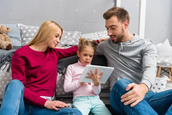 Νεαρή Οικογένεια Χρησιμοποιώντας Tablet Μαζί Ενώ Κάθεται Στο Πάτωμα Στο — Φωτογραφία Αρχείου