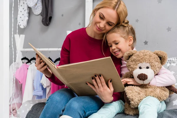 Mother Daughter Sitting Bed Reading Book Together — Stock Photo, Image