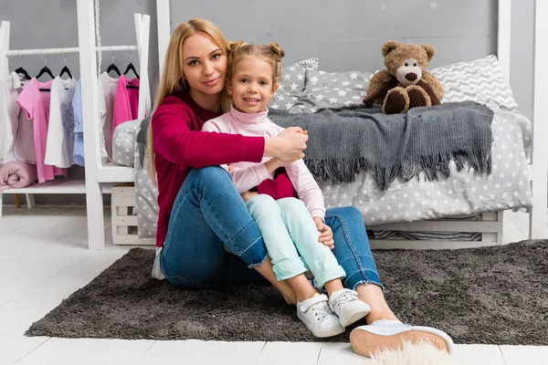 Young Mother Daughter Embracing While Sitting Floor Kid Bedroom — Stock Photo, Image