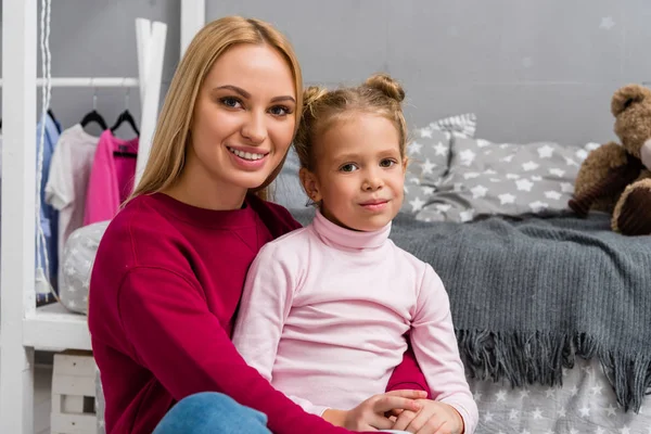Junge Schöne Mutter Und Entzückende Tochter Umarmen Sich Schlafzimmer — kostenloses Stockfoto