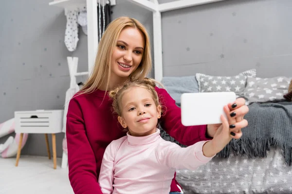 Madre Figlia Prendere Selfie Camera Letto Bambino — Foto stock gratuita