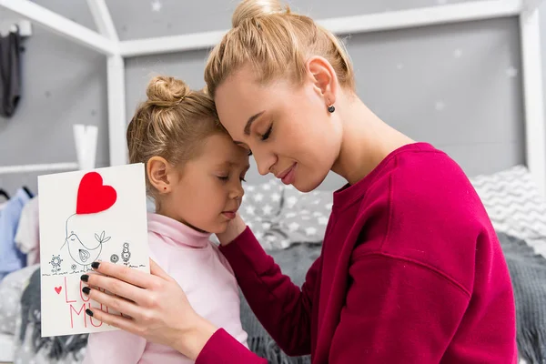 Dochter Presenteren Wenskaart Voor Moeder Moederdag — Stockfoto