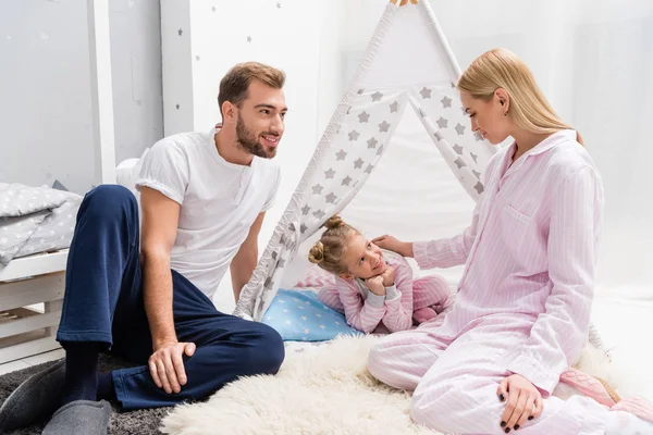 Pequena Filha Passar Tempo Com Pais Enquanto Sentado Teepee Artesanal — Fotografia de Stock