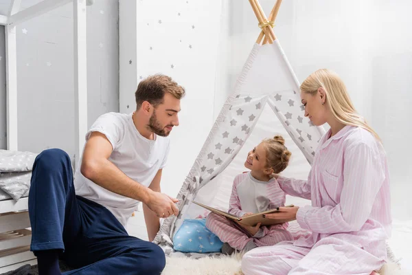 Feliz Joven Familia Leyendo Libro Juntos Suelo — Foto de Stock