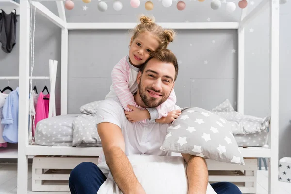 Entzückende Tochter Umarmt Vater Von Hinten Kinderzimmer — Stockfoto