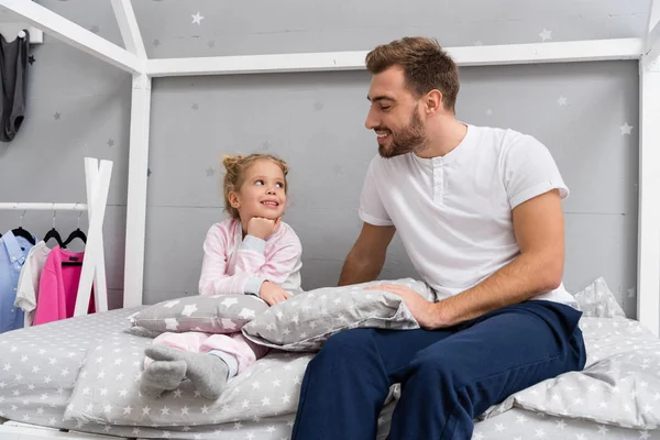 Far Och Lilla Dotter Sitter Sängen Kid Sovrum — Stockfoto