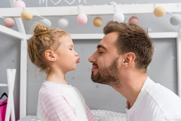 Entzückende Kleine Tochter Küsst Vater Mit Geschlossenen Augen — Stockfoto