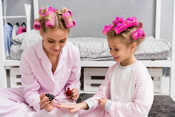 Mother Painting Nails Daughter Polish While Sitting Pajamas Hair Rollers — Stock Photo, Image