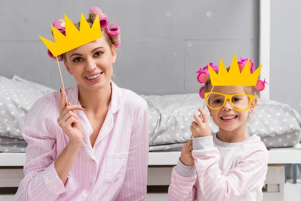 Anne Kızı Pijama Oyuncak Maskeli Balo Kron Ile Gülümseyen — Stok fotoğraf